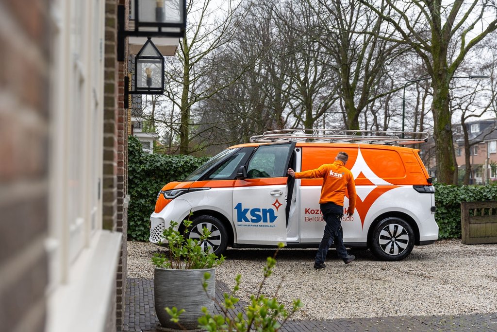 Servicemonteur die aan het werk is bij een klus met de nieuwe ID Buzz.