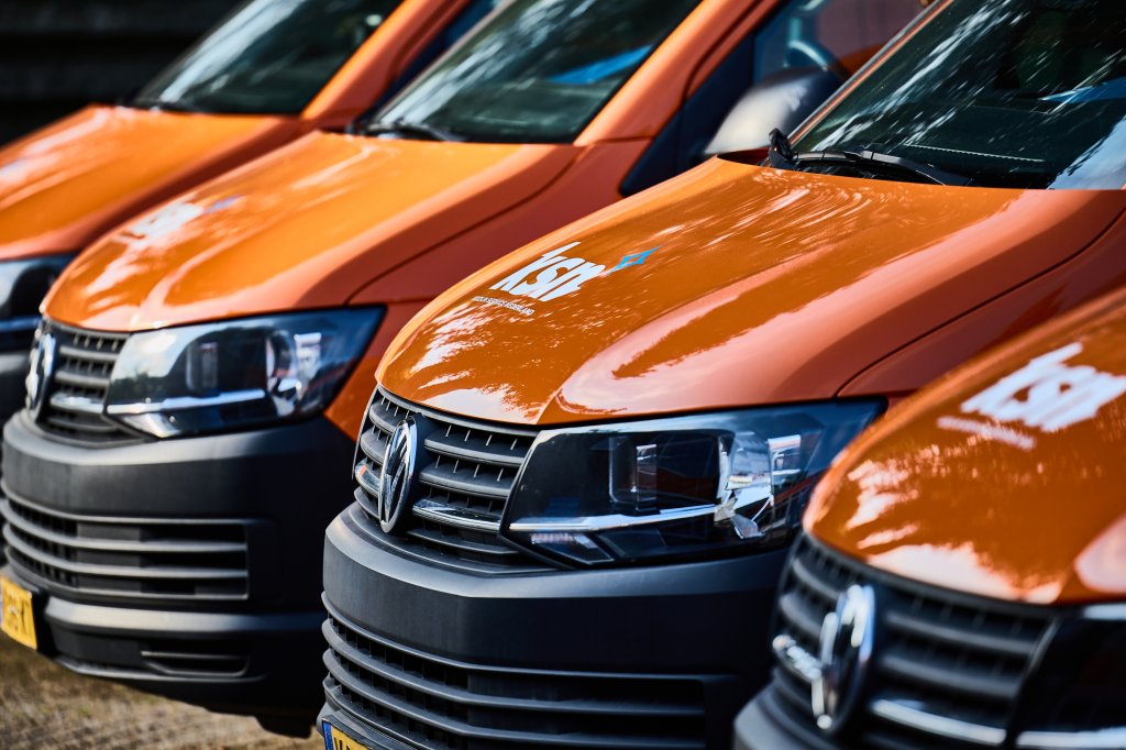 De oranje VW Transporters van Kozijn Service Nederland.